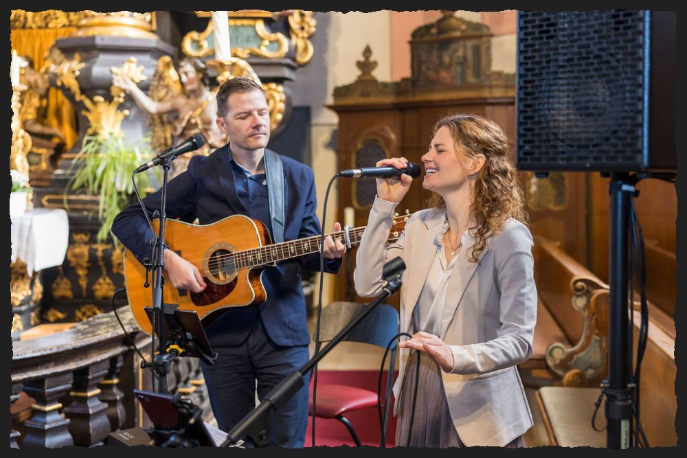 Akustik Duo - Sängerin und Gitarrist bei einer Trauung in der Pfarrkirche Vorchdorf