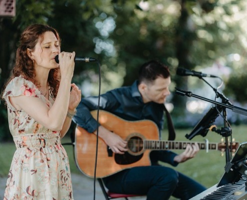 Akustik Duo mitten im Grünen Agape Hochzeit Erentrudisalm