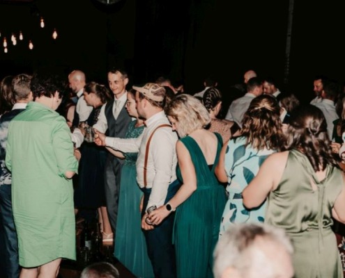 Ausgelassene Hochzeit beim Brautstehlen im Weinwerk Christian