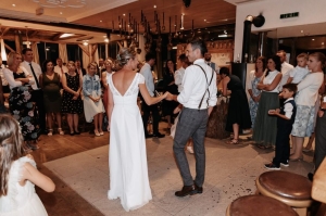 Brautpaar auf der Tanzfläche der Aviva Alm