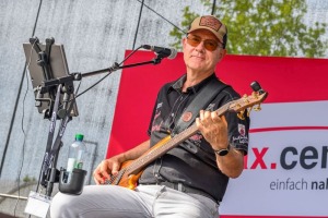 Bassist beim Streetfood Festival Max Center Wels