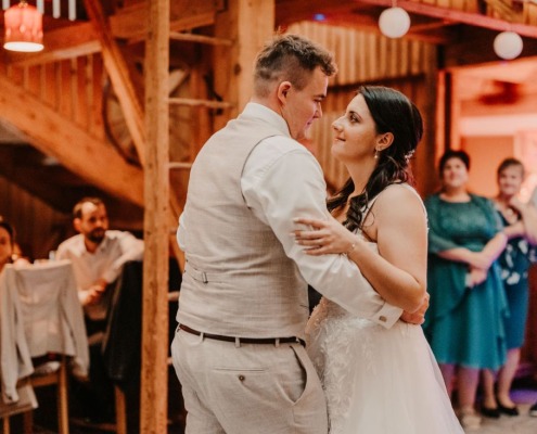 Brautpaar beim Hochzeitstanz am Frodlhof