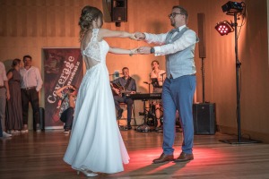 Brautpaar in Wesenufer Hochzeitstanz