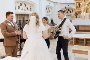 Brautpaar und Musiker in der Kirche Traun