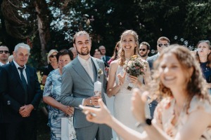 Brautpaar und Sängerin Martina feiern ab - auf der Erentrudisalm bei einer Hochzeit von Sabrina und Tom