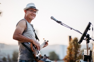 Coverage Musiker am Bass