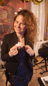 Die erste Süßigkeit seit einem Jahr für unsere Sängerin Martina Die erste Süßigkeit seit einem Jahr für unsere Sängerin Martina