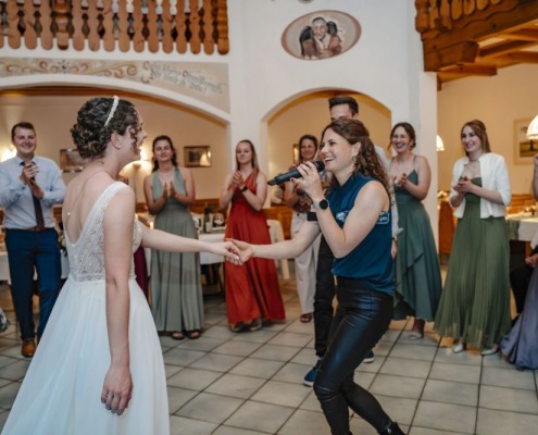 Dreamteam Sängerin und Braut auf der Tanzfläche