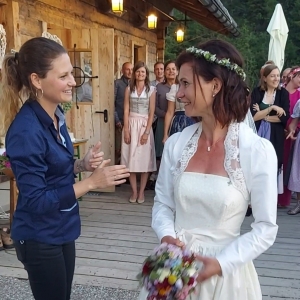 Martina gibt der Braut noch letzte Instruktionen zum Wurf vom Brautstrauß.