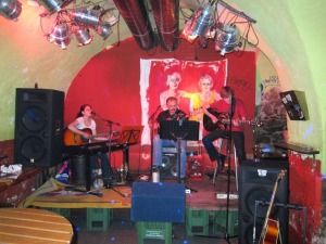 Erster Auftritt von Coverage Smaragd Linz