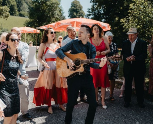 Gitarrist Martin rockt bei der Trauung ab