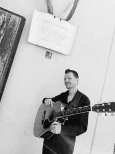Gitarrist Martin in der Linzer Martinskirche - Livemusik in Linz