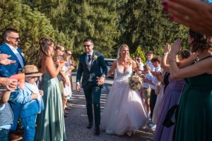 Hochzeitsgäste stehen Spalier für Katharina und Thomas