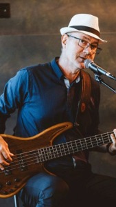 Hochzeitsmusiker am Bass im Weinwerk Christian