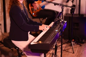 Hochzeitsmusiker im Schloss Altenhof mit Klavier Hochzeitsmusiker im Schloss Altenhof mit Klavier
