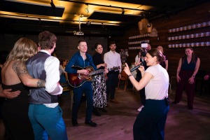 Hochzeitsparty mit Sängerin auf der Tanzfläche