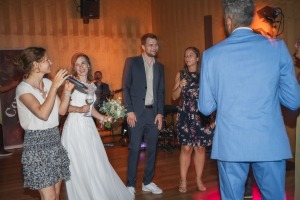 Hochzeitssängerin und Braut im Wesenufer Hotel