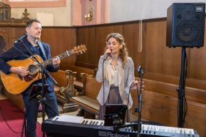 Hochzeitssängerin und Hochzeitsmusiker in der Pfarrkirche Vorchdorf