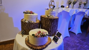 Die Hochzeitstorte gehört in Szene gesetzt.