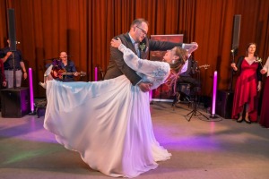 Hoftaverne-Ziegelboeck-in-Vorchdorf-Brautapaar-beim-Hochzeitstanz