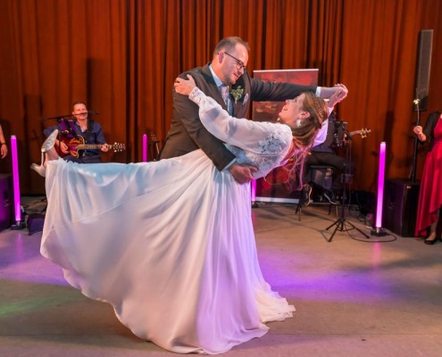 Hoftaverne-Ziegelboeck-in-Vorchdorf-Brautapaar-beim-Hochzeitstanz