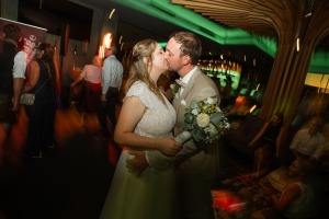 Kuss vom Brautpaar beim Hochzeitstanz Kuss vom Brautpaar beim Hochzeitstanz