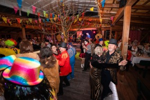 Liveband sorgt für volle Tanzfläche beim Faschingsball in Laakirchen