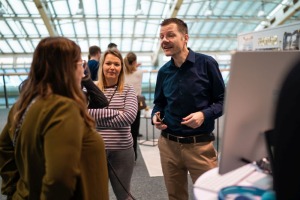 Martin mit Brautpaar beim Luft & Liebe Hochzeitsfestival