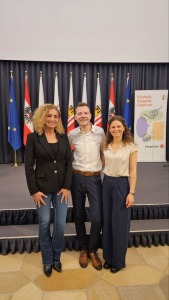 Moderatorin Eser Akbaba und Coverage im Steinernen Saal vom Landhaus Moderatorin Eser Akbaba und Coverage im Steinernen Saal vom Landhaus