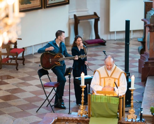 Pfarrer und Hochzeitsmusiker