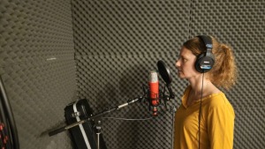 Profi-Musiker-Sängerin im Tonstudio