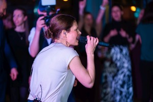 Sängerin inmitten dem Publikum