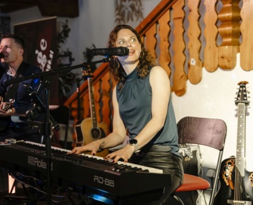 Sängerin und Pianistin Coverage