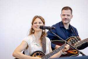 Unser Akustik-Duo live beim Empfang einer Firmeneröffnung