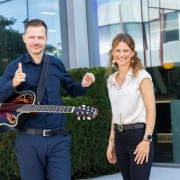 Unser Akustik-Duo sorgt für stilvolle Musik bei der Eröffnung