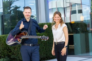 Unser Akustik-Duo sorgt für stilvolle Musik bei der Eröffnung