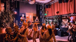 Unser Partyduo beim Maskenball in der Disco Schlag