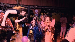 Unsere Sängerin heizt den Faschingsbesuchern ein
