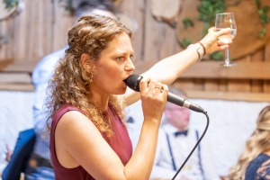 Unsere Sängerin macht Stimmung beim Brautstehlen im Loryhof
