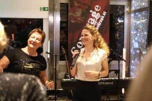 Unsere Sängerin sorgt für Stimmung bei der Gala