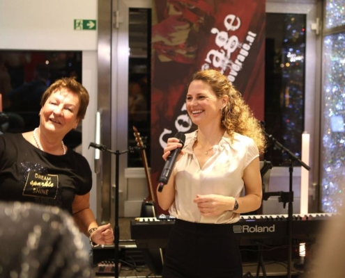 Unsere Sängerin sorgt für Stimmung bei der Gala