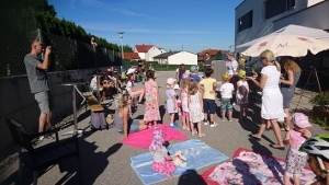 Auch Kinder haben Spaß am Straßenfest.
