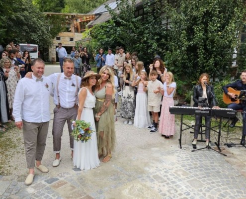 Wir sorgen als Akustik-Duo für Stimmung beim Auszug der freien Trauung